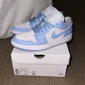 women’s air jordan 1 low. size 7.5.